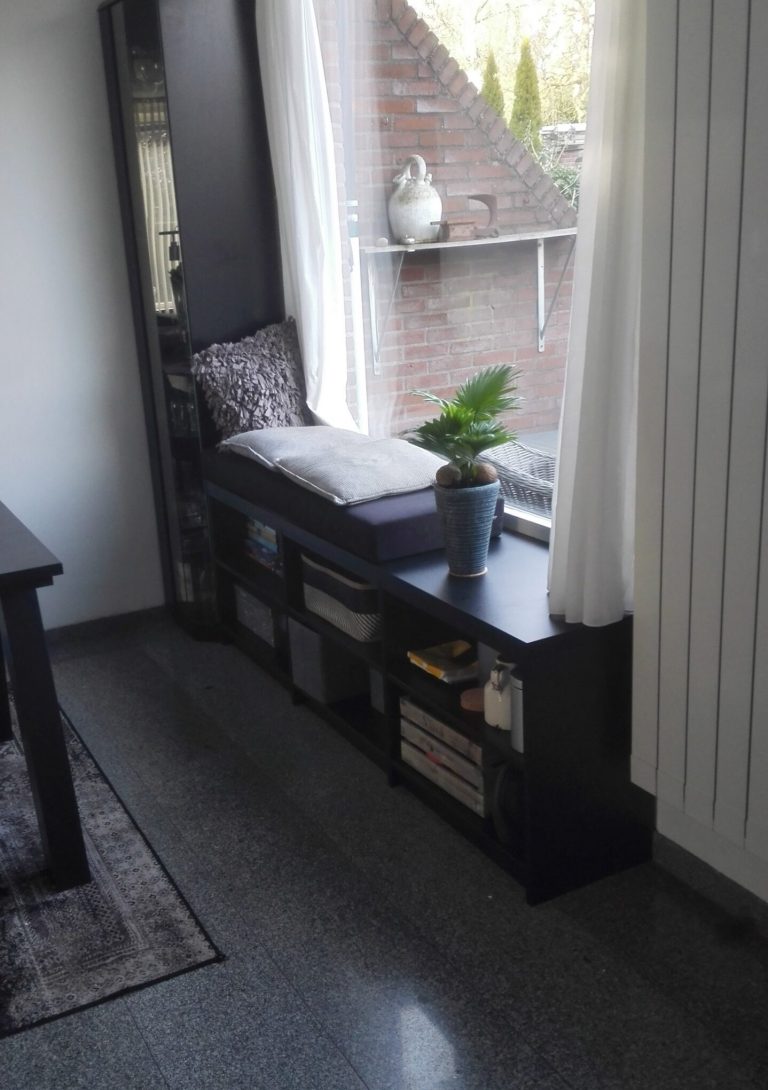 Kast zwart vensterbank met boekenkast